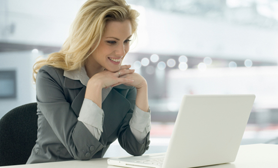 Das IT-Tagegeld von KuV24 sichert Sie bei Krankheit oder Unfall optimal ab Bild einer IT-Expertin an ihrem Arbeitsplatz mit Laptop