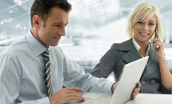 Die IT-Berufsunfähigkeitsversicherung ist die optimale Absicherung für IT-Experten Bild mit IT-Experten bei der Arbeit in ihrem Büro